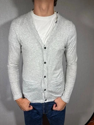 H&M kofta XS - Hej och välkommen till byTorén. Detta är en kofta från H&M i storlek S men sitter som XS. Modell på bild är ca 182, 67kg. Plagget är i bra skick utan några defekter. Tveka inte på att höra av dig, även om det skulle vara minsta lilla;)