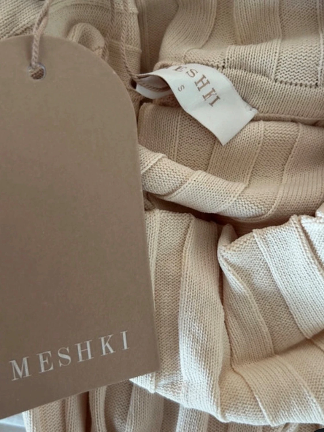Offshoulder ribbad långklänning beige  - 4