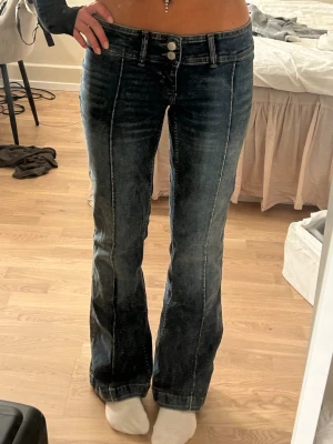 Mörkblå lågmidjade bootcutjeans - Snygga mörkblåa lågmidjade bootcut jeans! Perfekta nu till hösten! Säljer pga att de inte kör till användning. Öppen för prisförslag!!🤩🙏