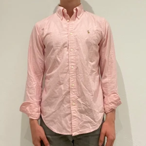 Rosa skjorta från Ralph Lauren - Modellen är 170cm och 60kg den funkar allt mellan 170 till 180. Ställ gärna frågor!