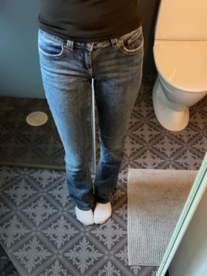 Blå bootcut jeans med fickdetaljer - Säljer ett par klassiska blå bootcut jeans från Gina tricot med snygga fickdetaljer och knappstängning bak. Jeansen har normalhög midja och är tillverkade i ett mjukt denimtyg med lätt tvättad look. Väldigt bra skick, endast använda några gånger. Strl 34 men passar om man har strl 32 också. 
