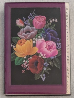 Telefonbok - Jätte fin telefonbok med motiv av blommor på framsidan.  Längd ca 13 cm , bredd ca 9 cm