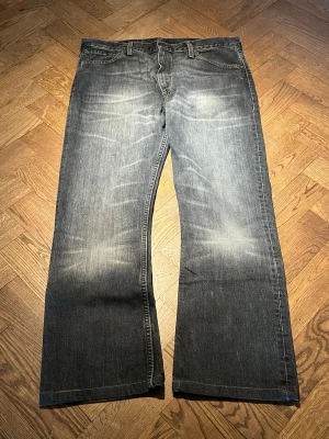 Vintage Bootcut Levi’s 507 - Midja 45,5 cm Längd 103 cm Benöppning 24 cm Innerbenslängd 75,5 cm
