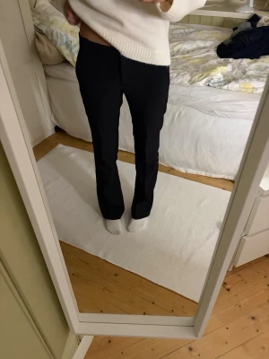 Bikbok kostymbyxor  - Säljer ett par svarta kostymbyxor med rak passform och hög midja. Byxorna har diskreta fickor i sidorna och stängs med dragkedja och knapp. Perfekta för en clean och stilren look.