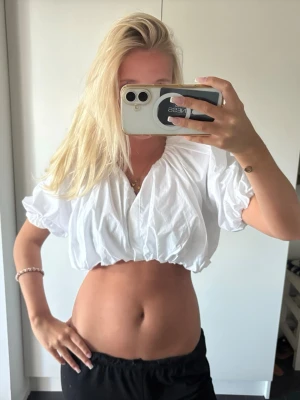 INTRESSEKOLL - Intressekoll på dens populära Zara blus. Inte helt säker på att jag vill sälja men skicka prisförslag! Inte under 500❣️❣️