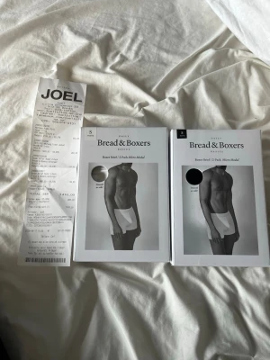 Bread and boxers kalsonger - Helt nya köpta i butik i originalförpackning. Nypris 999kr. 1 par vita Storlek S och 1 par svarta Storlek S.