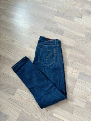 Marinblå helt nya dondup w33 - Superfina populära blå Dondup jeans säljes i w33. 102 cm total längd och 42 cm breda i midjan. Otroliga jeans och grym passform perfekta för alla tillfällen! Jättefint nyskick och tveka inte vid minsta fråga eller fundering!