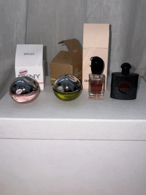Parfymset från DKNY, Armani & YSL - Säljer ett parfymset med SMÅ fyra olika dofter: två runda flaskor från DKNY i rosa och grönt, en elegant rektangulär flaska från Giorgio Armani Sì och en svart, glittrig flaska från YSL Black Opium. Perfekt för dig som vill testa flera ikoniska parfymer.  Perfekt att ta med sig när man åker bort 🩷🥰