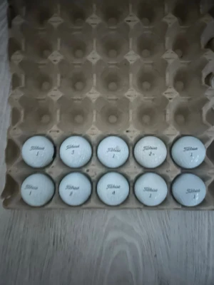 12 vita golfbollar Titleist Pro V1 - Säljer 12 vita golfbollar från Titleist. Klassisk rund form och tillverkade i slitstarkt material. Perfekta för dig som vill fylla på golfbagen inför säsongen. Levereras i äggkartong för enkel förvaring. Alla bollar är tvättade och spelas med som nya. (2 bollar är ej med på bild)