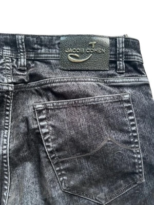 Svarta jeans från Jacob Cohen - Dessa exklusiva jeans är gjorda i ett manchesterliknande material, ett av Jacob Cohens lyxigaste material. I storleksskalan XS-XL sitter denna som M. Självfallet 100% äkta.