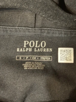 Svart hoodie från Polo Ralph Lauren - Inga Band till luvan. Lite solblekt