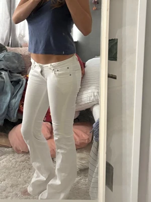 Vita bootcut jeans med låg midja - Säljer mina superfina bootcut jeans ifrån lager. Superbra passform och bara lite missfärgade längst ner!! 