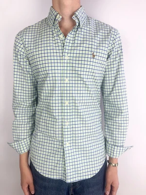 Ralph Lauren skjorta - Ralph Lauren Skjorta Märke: Polo Ralph Lauren Storlek: S Passform: Slimfit Färg: Grönblå / vit rutig  Skick: Mycket bra Beskrivning: utan defekter. Modellen på bilden: 183 cm / 74 kg