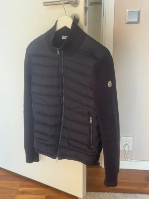 Moncler cardigan - Säljer en Moncler cardigan. Det är ingen fel på den och ser nästan ut som ny. Nfc fungerar, priset är inte huggit i sten. Taggar och diverse finns. Hör av dig vid frågor eller annat!