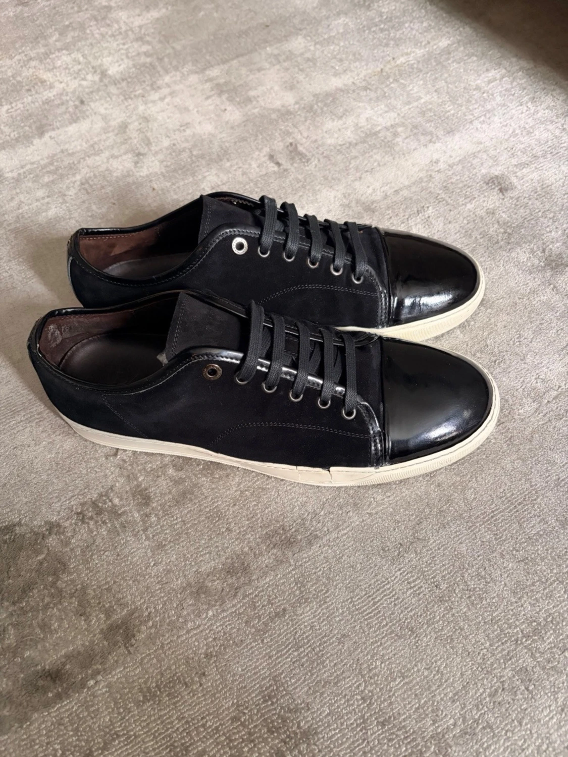 Svarta sneakers med lackdetaljer - 1