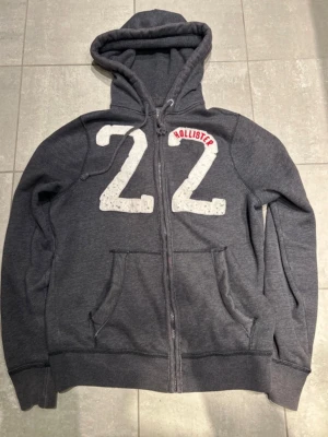 Hollister hoodie - Mörkgrå hoodie från Hollister. Storlek S. Thermal lined huva