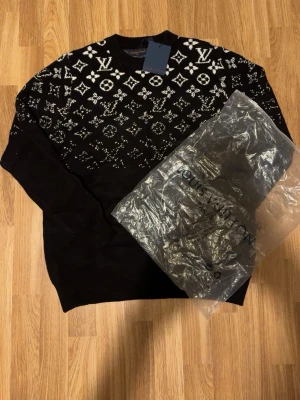 Lv tröja  - Helt ny lv tröja som är perfekt nu när det börjar bli lite kallare i storlek S