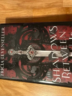 The Shadows Between Us bok - Säljer boken 'The Shadows Between Us' av Tricia Levenseller. Boken är på engelska. Boken är inbunden och är inte läst och har bara stått på min bokhylla därför i väldigt bra skick. Frakt ingår ej