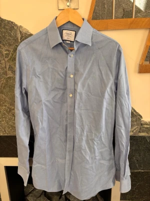 Sex klassiska skjortor från Charles Tyrwhitt - Säljer sex stilrena skjortor från Charles Tyrwhitt, en vit och fem i olika blå nyanser och mönster. Alla har klassisk krage, lång ärm och knäppning framtill och är i samma storlek: 151/2/35in, 30/89 cm. Perfekta till både jeans och kostym. Materialet är mjuk bomull som känns skönt mot huden. 500:- för alla