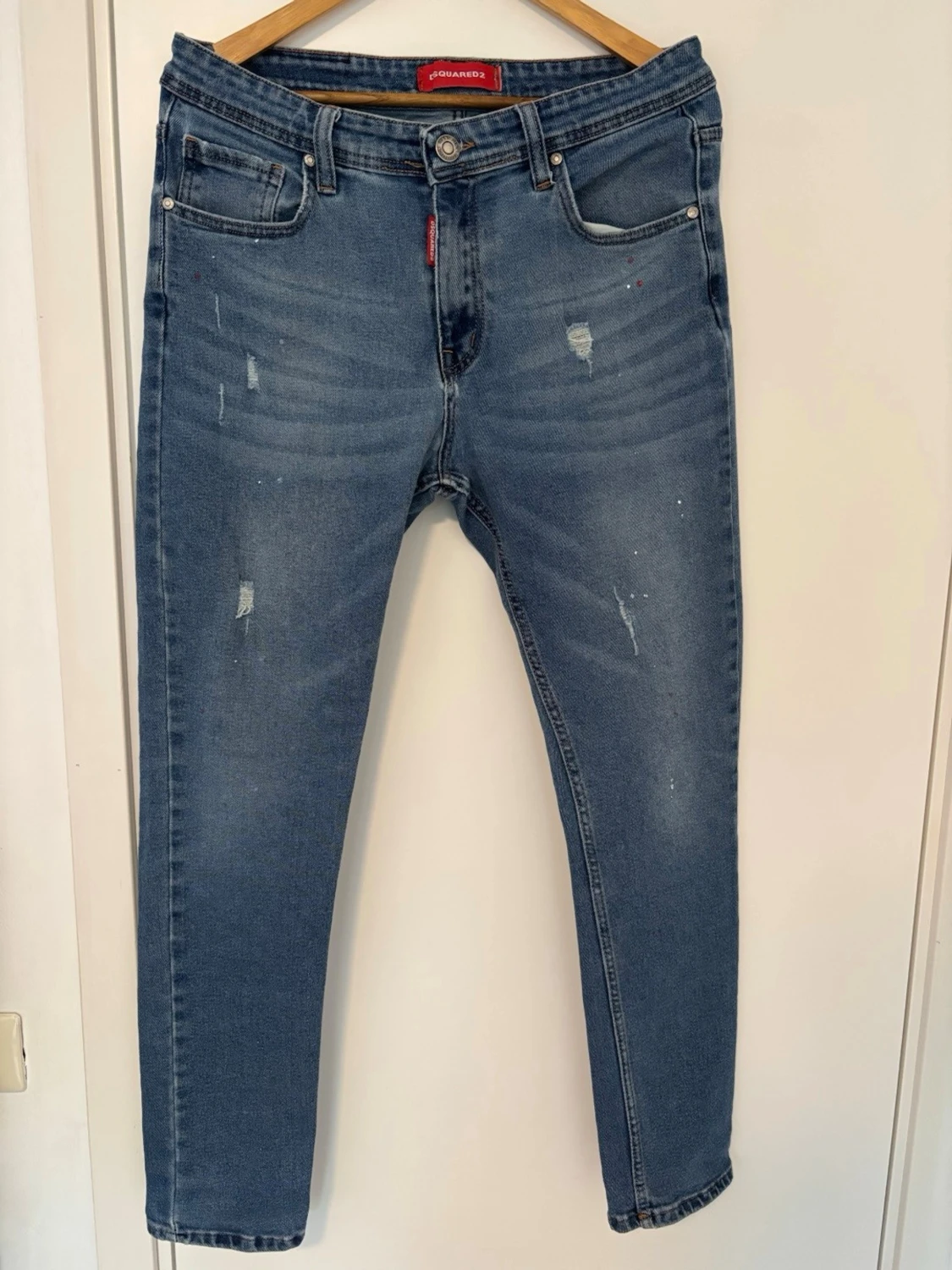 Blå slitna jeans med raka ben