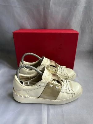 Valentino opens guld  - Valentino opens guld | Skick - 5/10 helt ok | se bilder vid defekter | Size - 38 | Box, valentino kort samt kvitto medföljer vid köp | Äkta | Hör av er vid frågor eller funderingar 🙌