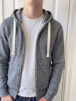 Full zip tröja - Full zip tröja från zalando, passar s, otroligt bra skick och har skönt material inuti. mitt pris:400kr