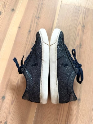 Blå glitter Polo Ralph Lauren skor - Säljer nu dessa eftertraktade skorna från Polo Ralph Lauren som är slutsålda överallt. Storlek 37. Dessa är marinblå med glitter. Dom är använda några få gånger, dom luktar fortfarande nya. Det är lite slitage baktill men ser fortfarande väldigt bra ut. 