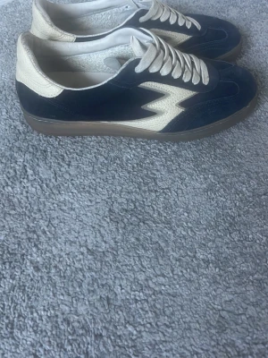 Moa concept skor - Snygga sneakers i marinblå mocka från Moa concept i str 41. Fick de i vintras men har växt ut så därför säljs de vidare. Kosta runt 1800kr men var nedsatta från ungefär 2500 men jag säljer de för 1000kr! Skriv om ni har några fler frågor mvh Arvid.