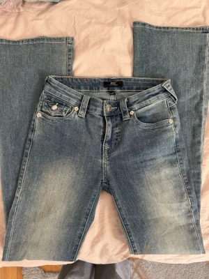 Blå bootcut jeans från True Religion - Mid rise true religion jeans i modellen Becca. Använt 1 gång, super snygga och perfekta till hösten!!!🍁 Har vanligtvis storlek 36 och w25 passar helt perfekt på mig🥰