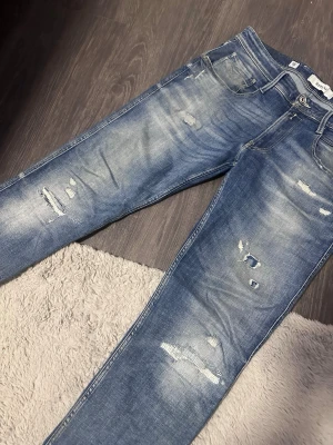 Replay Anbass ’Aged 10 Years’ - Replay Anbass ’Aged 10 Years’ med sinnessjukt feta slitningar. W33/32 L33/32. Bra skick med schyssta fades o slitningar. Skriv vid frågor/funderingar! ✌️
