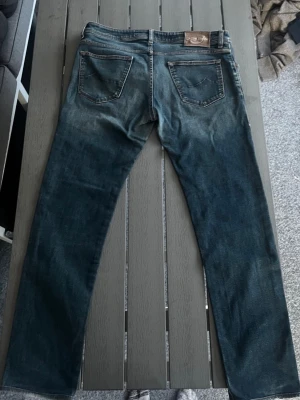 Jacob cohen jeans Nick 622 straight slim  - Sällsynta Jacob cohen jeans i den mest populära passformen Nick(622) Straight/Slim passform storlek 36 kan ta mått vid behov. Fint skick endast en väldigt liten lagning syns på sista bilden som bara är snygg enligt mig endast 669kr kom gärna med frågor osv 😁