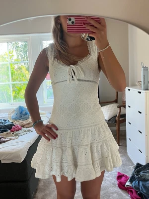 Vit spetsklänning med volang - Söt vit klänning från Gina Tricot! Använd max 2 gånger, på grund av lite för liten. 