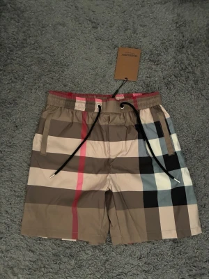 Burberry badshorts - Säljer ett par burberry bad shorts som funkar också som vanliga shorts. Skriv ifall ni är intresserade