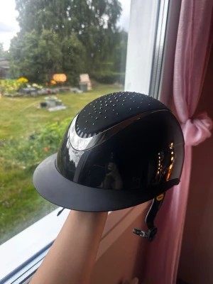 Rid Hjälm från hööks - Det är lite skador och repor på den för har blivit tappad på golvet av mig flera gånger. Men aldrig trillat av med hjälmen, jag tror reporna går och fixa är inte säker. 