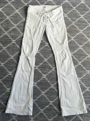 Pleated tie jeans Vit - Säljer tyvärr mina jättefina byxor från gina då de är för små, storlek xxs 14+. Jag säljer för 600kr men om ni har ett par i xs så kan vi byta. De är bara använda 2-3 gånger och de har inga skador. 