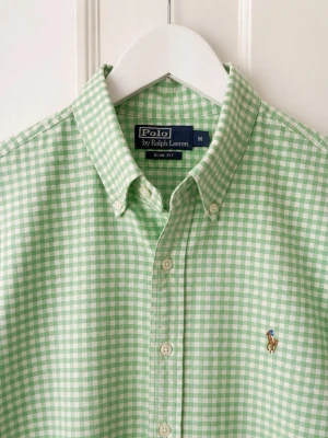 Ralph Lauren Oxford Slim Fit - strl M - Grön/vit rutig skjorta från Ralph Lauren i den populära Slim fit. Kika gärna mina andra annonser för bundle😊