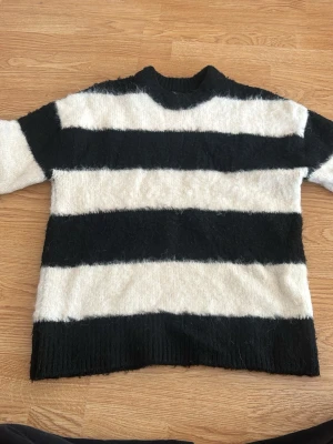 Randig svartvit stickad tröja - Jätte fin o trendig , den är stor o strl men är en Xs 