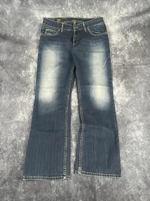 Blå Lee Washed-jeans för herrar i storlek W30 L31 - Blå Lee Washed-jeans för herrar i storlek W30 L31. Avslappnad och bekväm passform, snygg tvätt.  Skick: 9,5/10  Midja: 40 cm Benslut: 22 cm Lår: 29 cm Totallängd: 101 cm Måtten finns även på bilderna  Skickas inom ett dygn På min profil finns fler vintagejeans.  g72