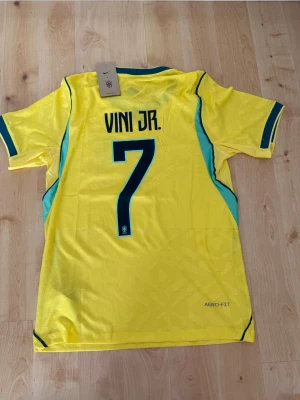 Vini Jr #7 – Player Edition Brasilien (storlek M) - Vini Jr #7-tryck. Player Edition Brasilien. Storlek M. Helt ny och aldrig använd. Skickas snabbt 🚚💨  Mått (M): Halvt bröstmått 51 cm • Längd 72,5 cm • Ärmbredd 22,5 cm • Axelbredd 43 cm • Ärmlängd 39 cm • Manschett 18 cm.  🔥 Player Edition – tajtare passform än vanliga supportertröjor. 🇧🇷 Brasilien landslag.  📩 Skicka gärna ett meddelande vid frågor eller prisförslag! 🛍 Bundle-rabatt upp till 20%! 📦 Skickas samma eller nästa dag.