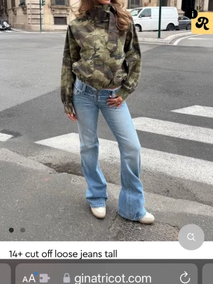 Ljusblåa loose fit bootcut jeans - Super snygga jeans från Gina slutsålda på hemsidan i storlek XS. Med prislappen på
