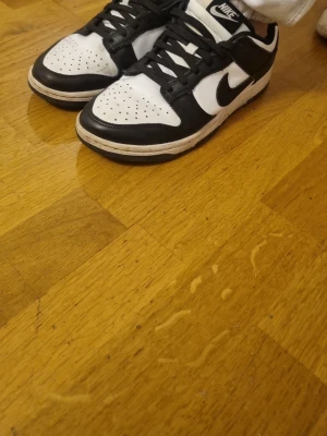 Nike svartvita låga sneakers - Lite sönder där inne som ni kan se på andra bilden
