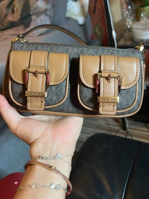 Michael kors - Använd 1-2 gånger ser helt ny ut inga skador 