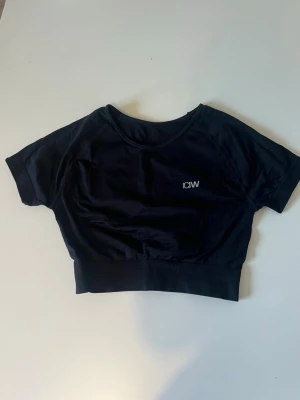 Svart croppad topp från ICANIWILL S - Svart croppad topp från ICANIWILL i storlek S, använd några få gånger och den är i ett mycket bra skick 