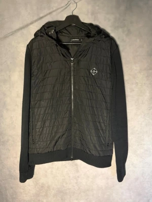 J.Lindeberg Cardigan - J.Lindeberg Cardigan | Storlek L sitter som M | Bra skick utom litet hål inuti luvan ( syns på sista bilden ) | För fler frågor är det bara att höra av er 