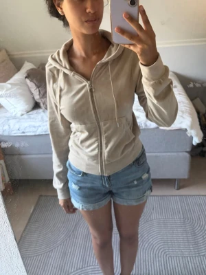 Beige zip hoodie - Säljer en beige hoodie med dragkedja. Perfekt för en chill och avslappnad stil.