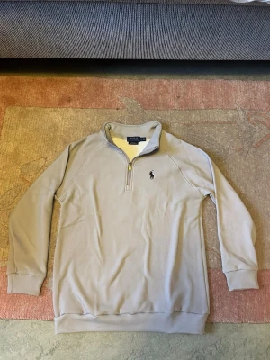 Polo half-zip - Säljer denna snygga Polo Ralph Lauren half zip i storlek M, använd kanske max 3 gånger, fick denna i present men tyvärr insåg att den var lite för liten för mig så nu väljer jag att sälja den. Ny pris på dessa är runt 1500-2000kr, pris kan diskuteras!!