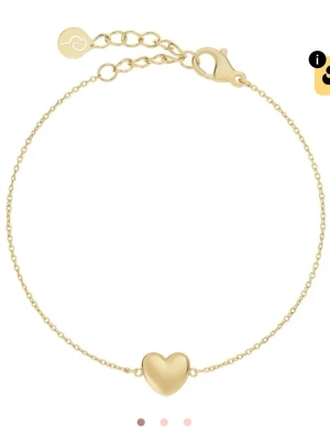 Guldarmband med hjärthänge - Ett tunt och stilrent armband i guldton med ett litet hjärta som hänge i mitten. Armbandet har justerbar längd och en enkel karbinhake. Perfekt för dig som gillar minimalistiska smycken med en söt detalj.