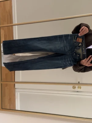 Low waist jeans storlek: 26  - Jag köpte jeansen av en tjej från sellpy men tyvärr passade inte jeansen mig. Jeansen är i mycket bra skick! Fickorna är jätte fina🥰