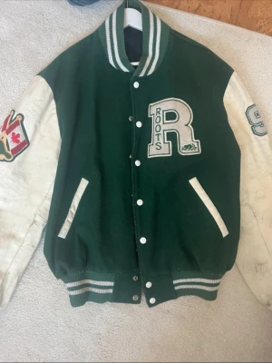 Roots varsity jacket - Canada roots jacka, svinsnygg som oversize! Nypris: 7000kr Vid innerfickan har innertyget lossnat lite och även i nacken på insidan (se bilder). Hade varit lätt att laga om man kan handsy