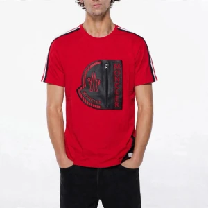 Moncler T-Shirt Röd Herr XL - Högkvalitativ replika  Storlek: XL Pris: 799 Leverans: Skickas inom 24 timmar Lager: Begränsat antal